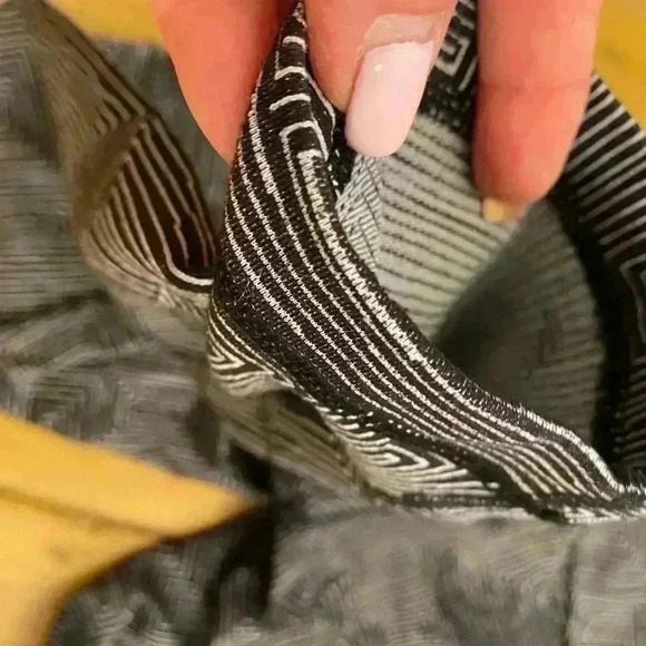 Lululemon Womens Thicker Crop leggings abstract maze print black white 6 - Picture 10 of 11